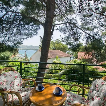 In The Shadow Apartamento Zaboric